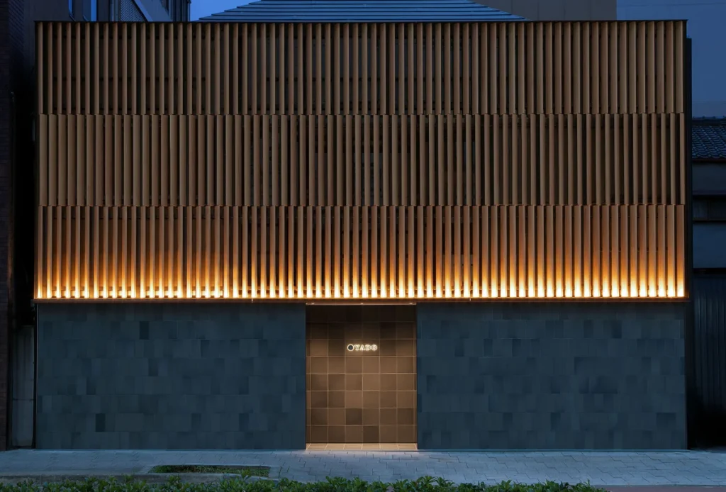 Facade Uplighting – สร้างมิติความสูง