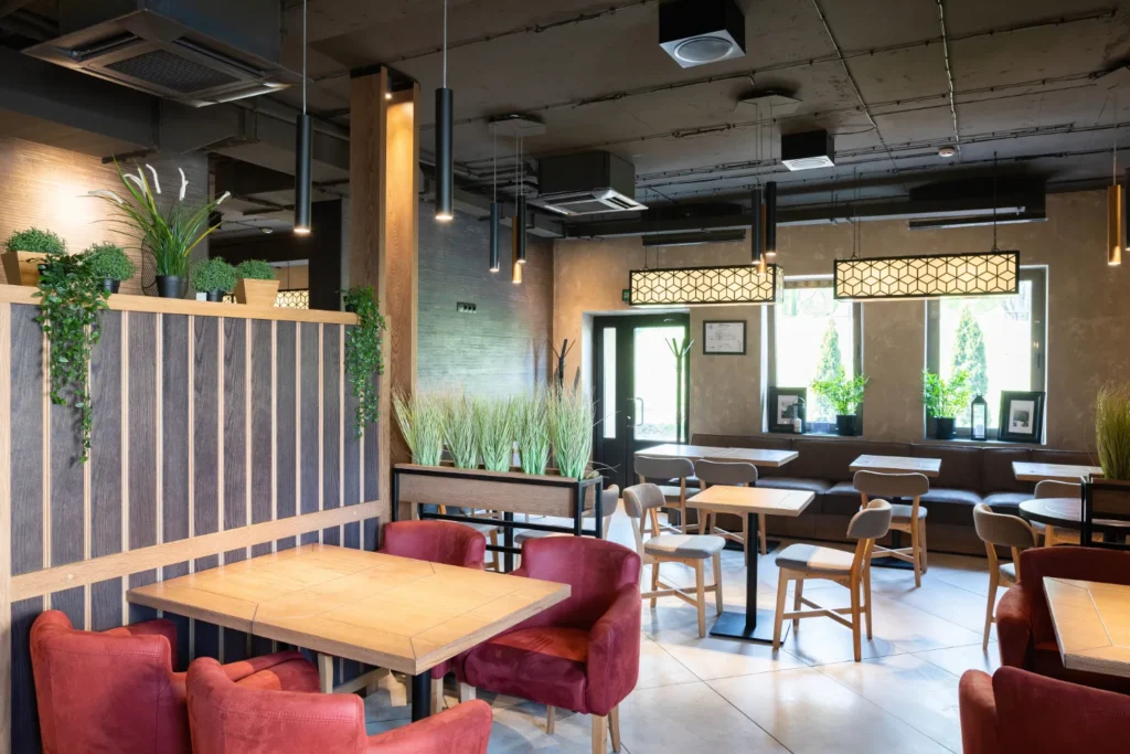วิธีออกแบบร้านอาหารขนาดเล็กให้ดูกว้างและน่านั่ง